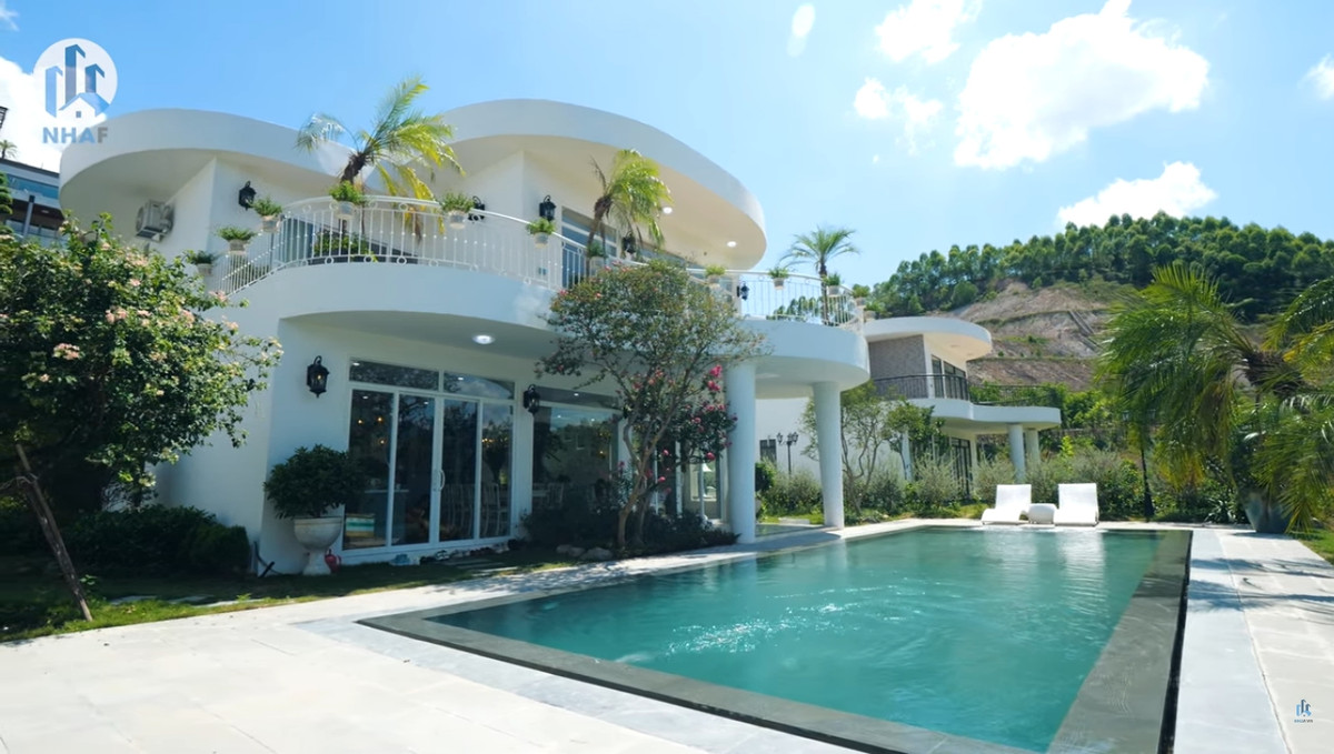 Biệt thự của Mạnh Trường có vị trí tuyệt đẹp, nằm trên khu đất cao, nhìn xuống đồi núi xung quanh.