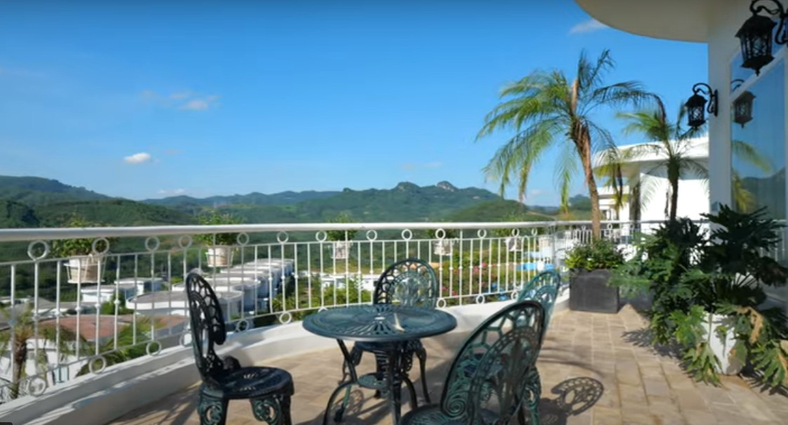 Ban công phòng ngủ rất rộng, thoải mái cho việc tổ chức BBQ.