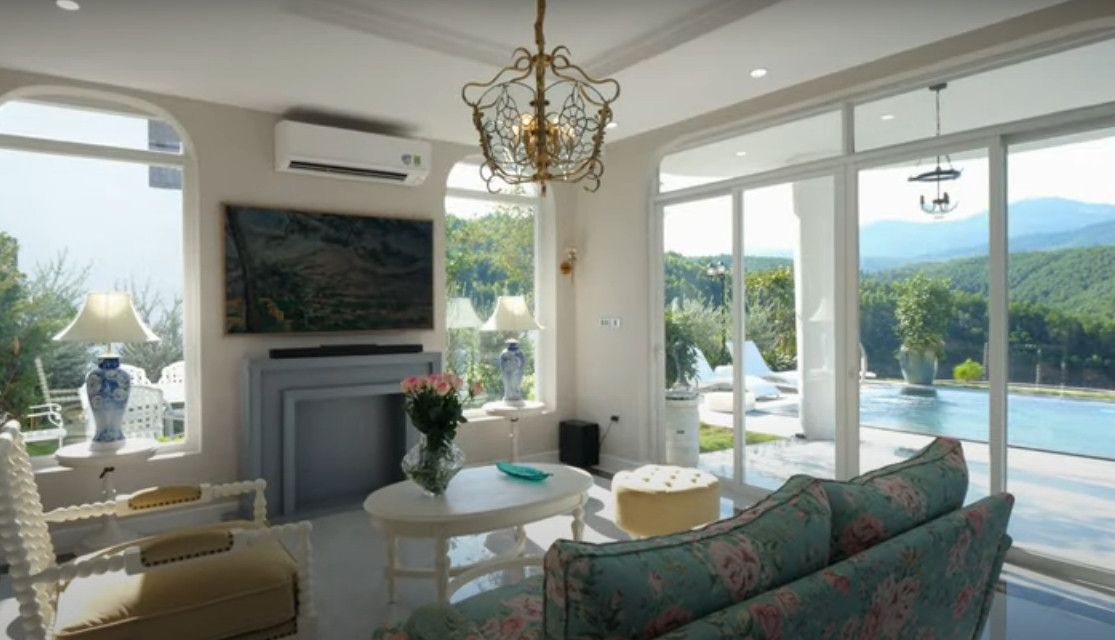 Bên trong biệt thự, mọi góc đều được bà xã Mạnh Trường chăm chút cẩn thận.