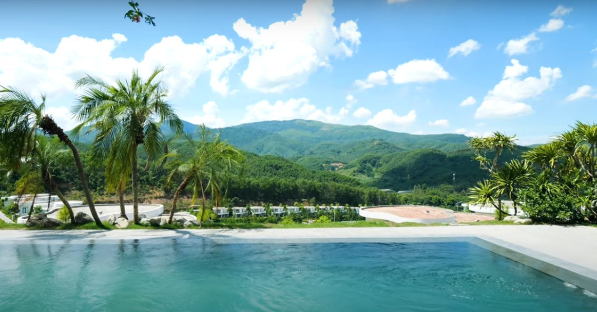 "View bao trọn núi rừng" chính là yếu tố vợ chồng Mạnh Trường yêu thích nhất ở căn nhà này.