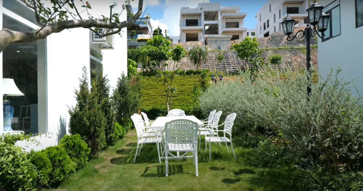 Nam diễn viên cho biết, mọi cây cối và cách decor trong biệt thự đều do bà xã lên ý tưởng.