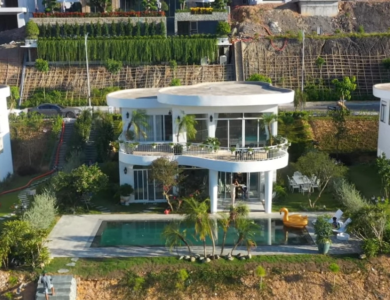 Mới đây, kênh YouTube NhaF có dịp "xông đất" căn biệt thự mới của diễn viên Mạnh Trường tại Hòa Bình. Đây là cơ ngơi để gia đình nam diễn viên nghỉ dưỡng vào cuối tuần.