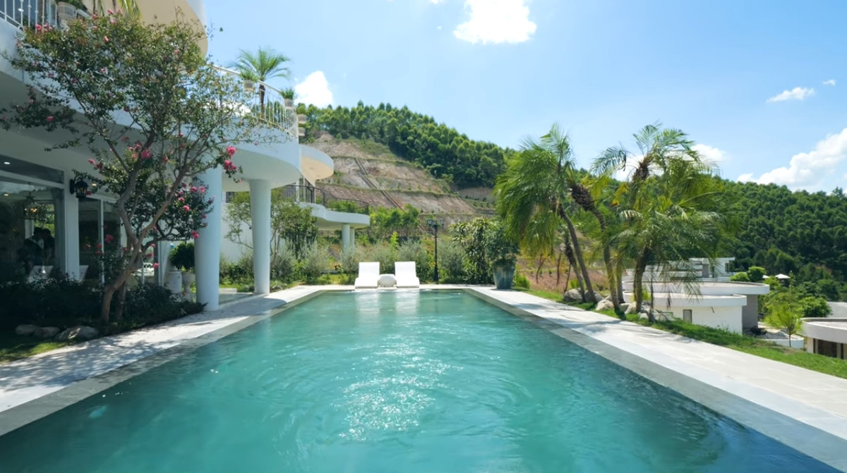 Điểm nhấn trong căn biệt thự là bể bơi lớn phía trước, sử dụng công nghệ điện phân mới.