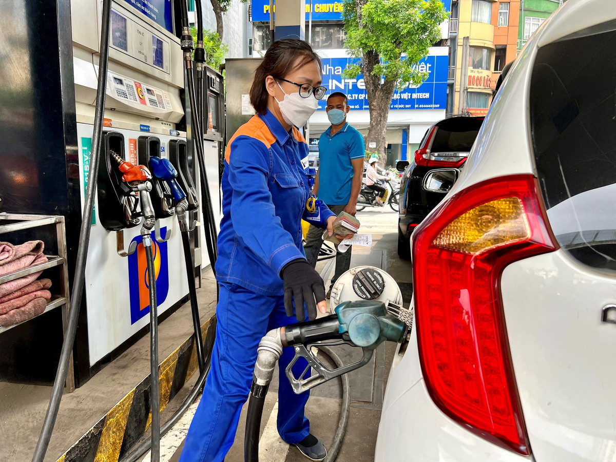 Tiep tuc giam, gia xang ve sat 23.000 dong/lit