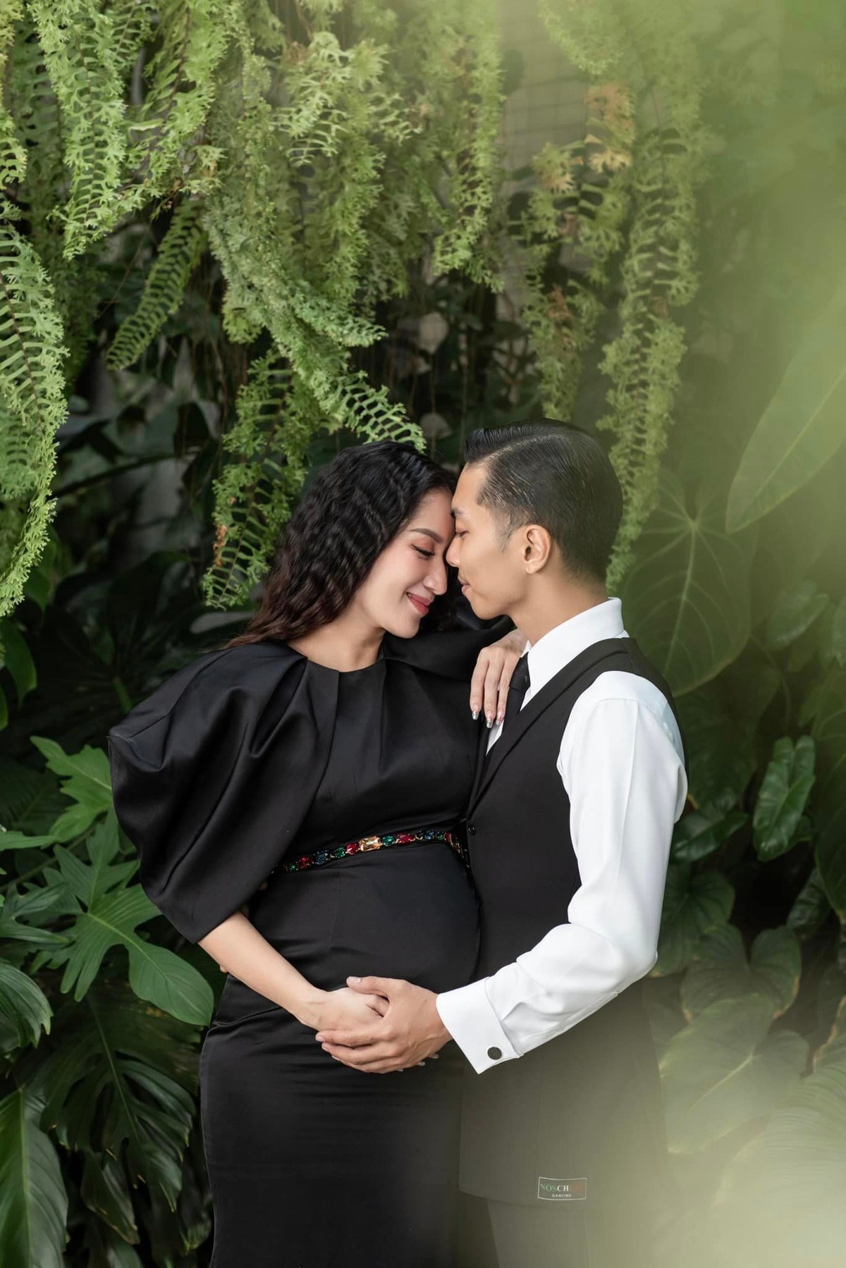 Khánh Thi tiết lộ, những bức ảnh chụp tại nhà khu vườn do chính Phan Hiển setup tặng vợ.