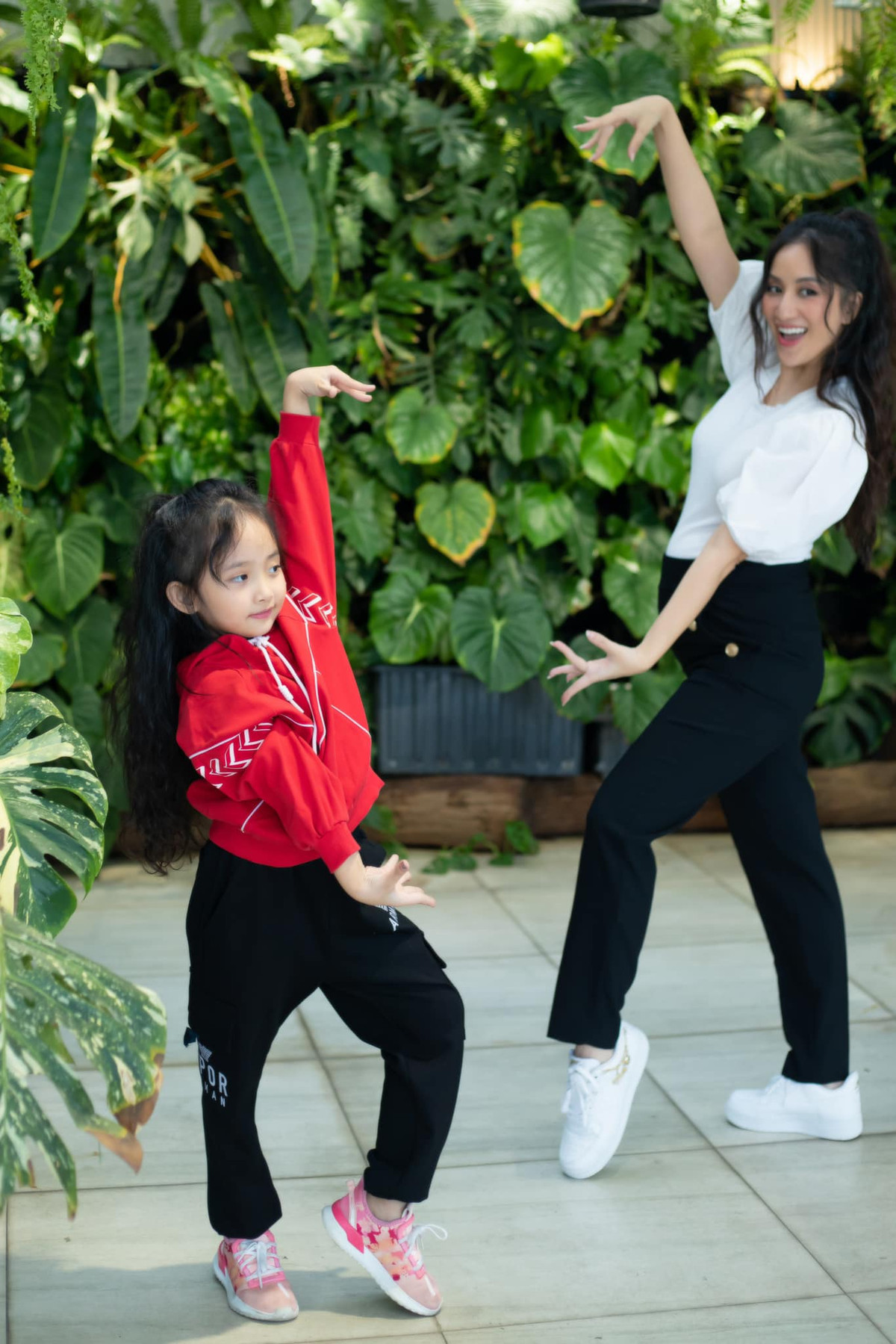 Được biết, Khánh Thi - Phan Hiển nghiên cứu chơi kiểng lá, đầu tư cả tỷ đồng vào khu vườn.