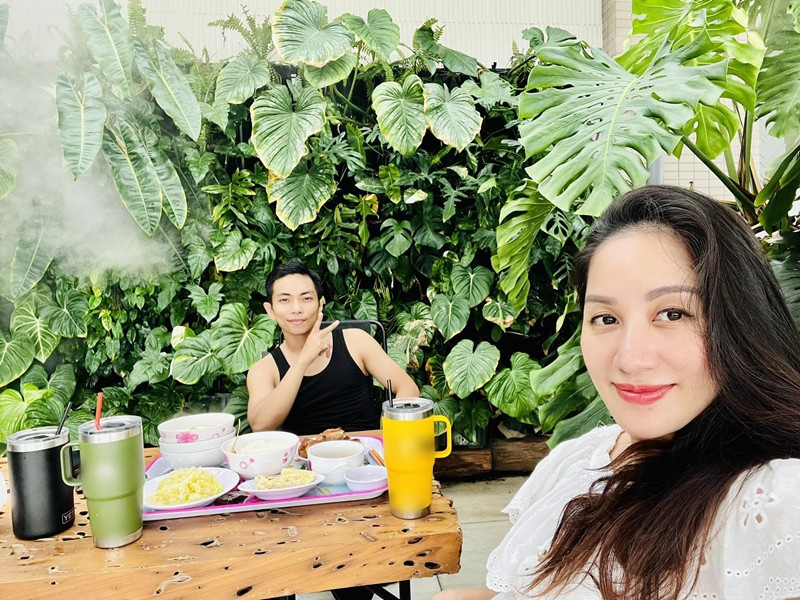 Không chỉ thế, vườn kiểng lá còn giúp gia đình Khánh Thi - Phan Hiển có không gian sống xanh, giúp giảm căng thẳng.