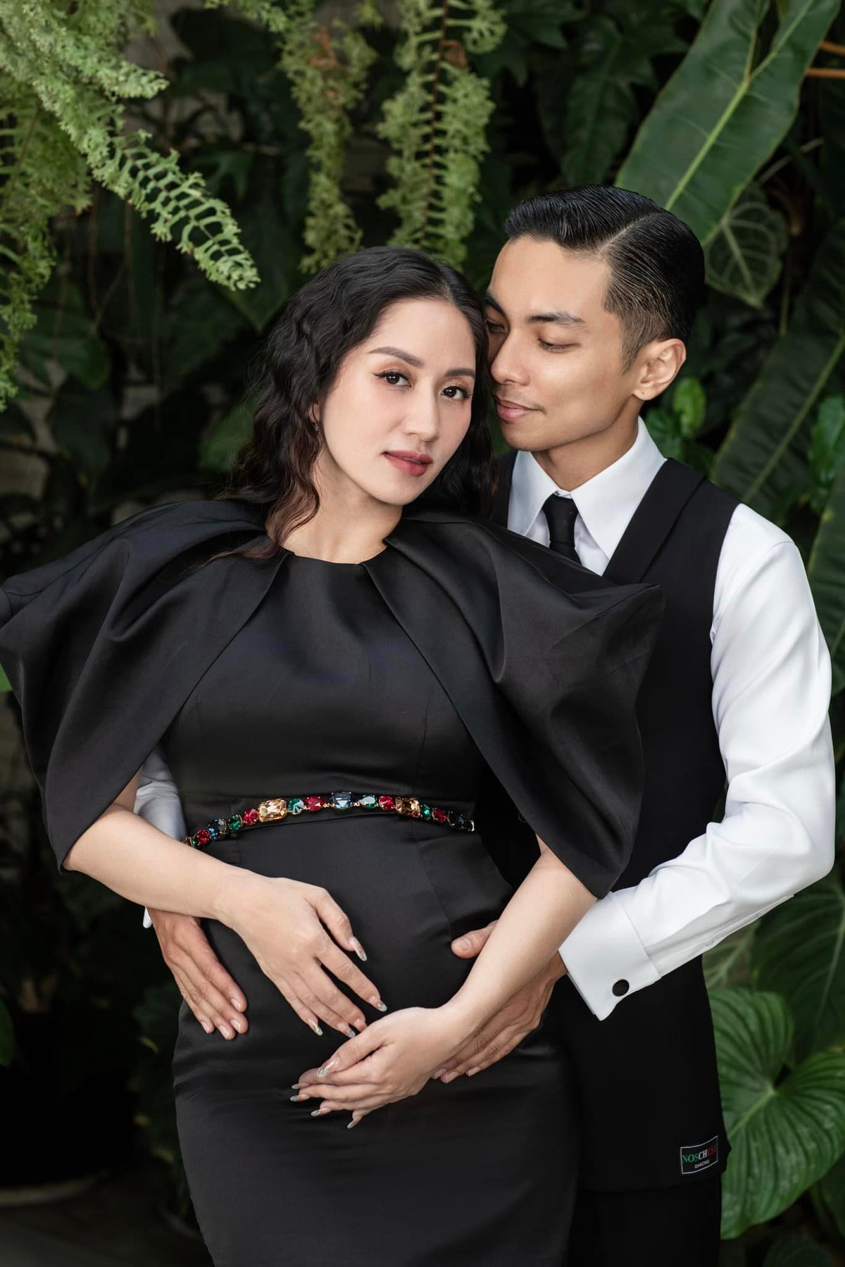 Mới đây, Khánh Thi tung bộ ảnh tình tứ bên ông xã kém 12 tuổi trong khung cảnh xanh mướt cây lá. Đáng chú ý, đó không phải ở một studio nào, địa điểm chính là vườn nhà của cặp đôi.