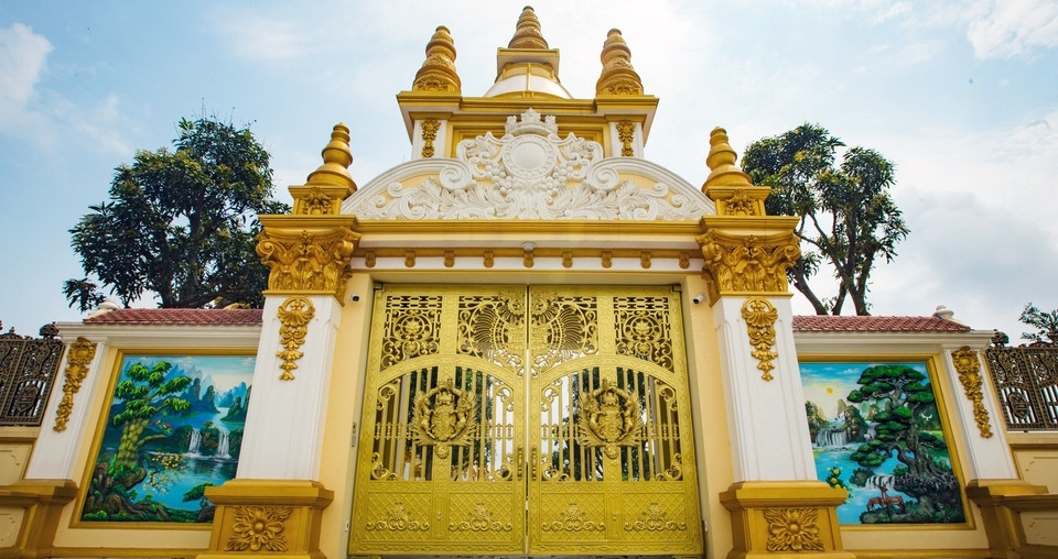 Cồng và tường rao xung quanh ngôi nhà được thiết kế với họa tiết, hoa văn cầu kỳ. Ảnh: Zing