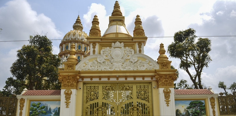 Theo chia sẻ của ông Sáu, gia đình tập trung xây dựng và hoàn thành thành tòa lâu đài trong khoảng hơn 2 năm. Có thời điểm có tới 70 thợ làm liền một lúc để đảm bảo tiến độ đặt ra. Ảnh: Dân Việt