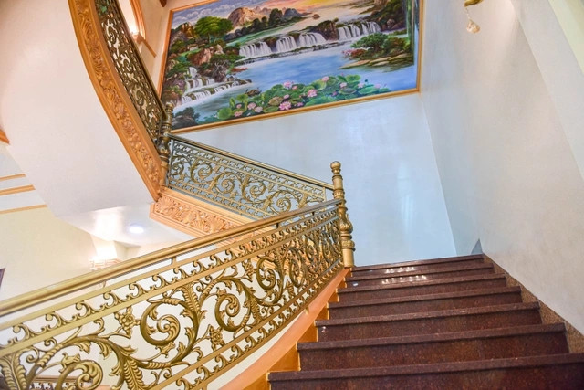 Ngoài thang máy, trong nhà còn có cầu thang bộ thiết kế kiểu cổ điển. Ảnh: Dân trí