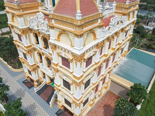 Nhiều người nhìn bên ngoài tưởng tòa lâu đài dát vàng nhưng ông Sáu cho biết đó chỉ là sơn bình thường. Ảnh: Dân trí