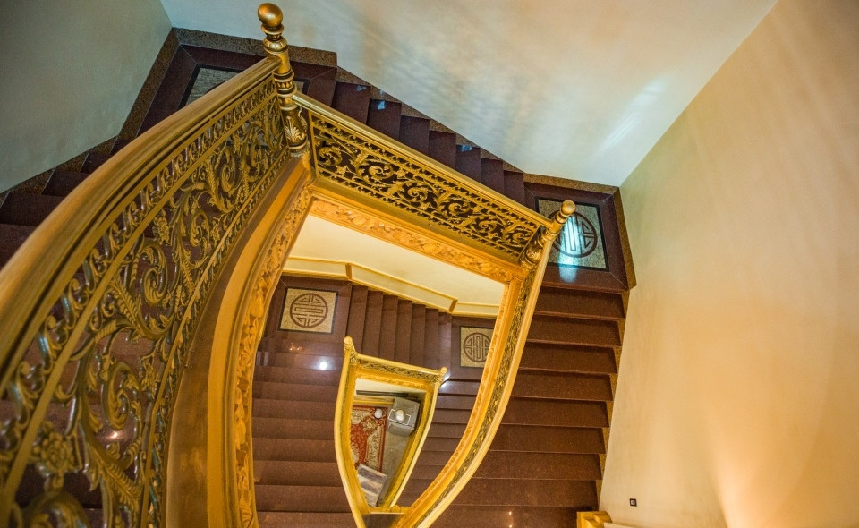 Lan can cầu thang gắn hoa văn đúc bằng nhôm. Ảnh: Zing