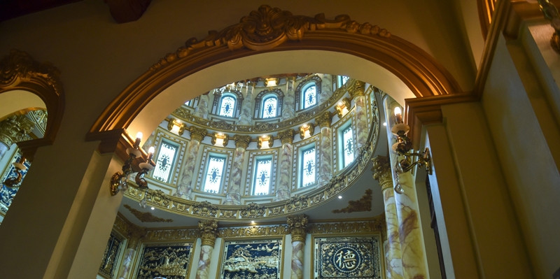 Các chi tiết trong nhà có gam màu trắng và vàng. Trụ nhà được làm giả đá. Ảnh: Dân Việt