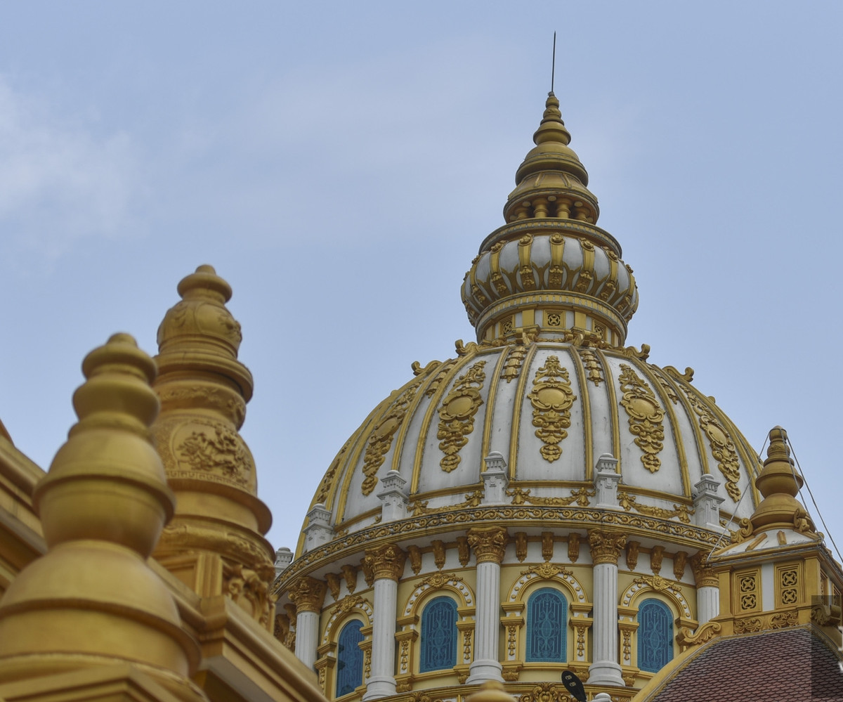 Mái vòm kết hợp màu sơn vàng trắng khiến tòa lâu đài càng thêm nổi bật. Ảnh: Dân Việt