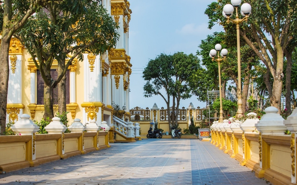 Rất nhiều cây cối được trồng nhiều ở khoảng sân bên trong tòa lâu đài như xoài, mít, bưởi, hồng xiêm... Ảnh: Zing