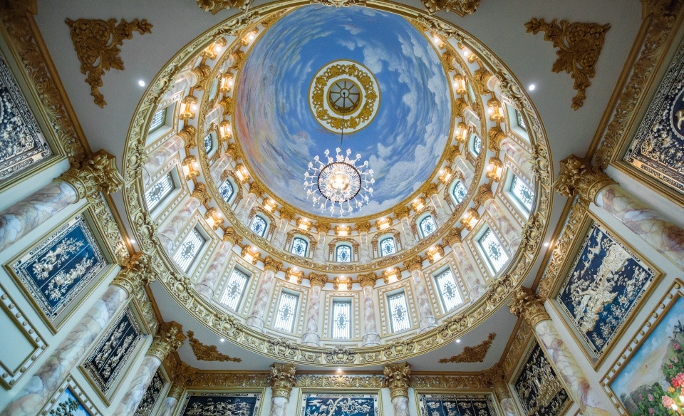 Mái vòm rộng lớn đậm chất châu Âu với đường kính hơn 10 m ở không gian tầng trên cùng giúp căn nhà thông thoáng hơn, hút gió, đồng thời tạo điểm nhấn độc đáo. Ảnh: Zing