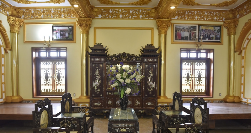 Bên ngoài là phong cách Châu Âu nhưng nội thất bên trong tòa lâu đài lại đậm chất Châu Á với bàn trà bằng gỗ, sập ngồi đậm chất vùng quê đồng bằng Bắc Bộ. Ảnh: Dân Việt