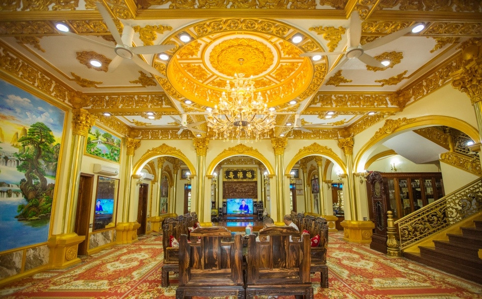 Phòng khách tại tầng 1 có diện tích lên tới 150m2 để người thân hoặc khách tới chơi ngồi được đông đủ và quây quần. Ngoài đồ dùng trang trí, tầng 1 còn có thêm 3 phòng ngủ khép kín. Ảnh: Zing