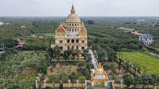 Lâu đài do chính tay ông Sáu thiết kế dựa theo phong cách châu Âu gồm gồm 3 tầng nổi và 1 tầng hầm cùng hàng nghìn mét vuông diện tích sân vườn bao quanh. Ảnh: Dân trí
