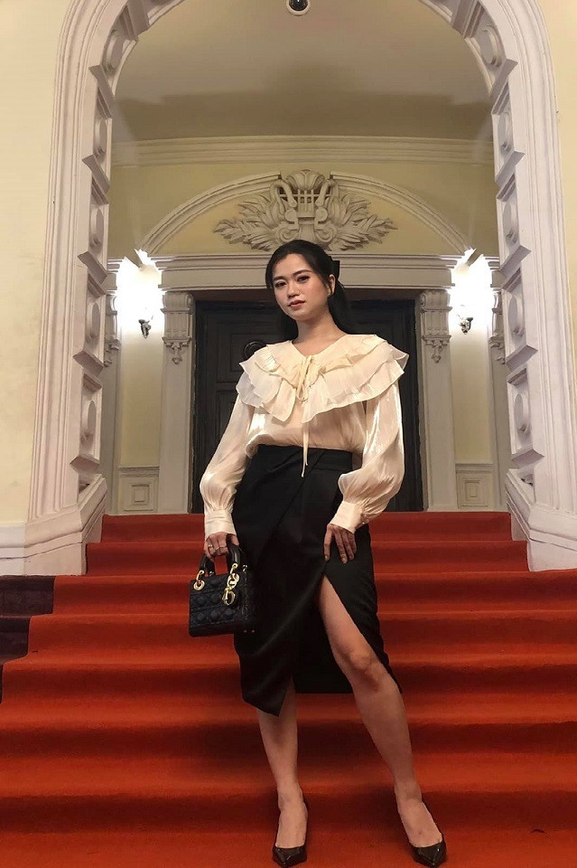 Túi xách của Lâm Vỹ Dạ đến từ thương hiệu Lady Dior Lambskin có giá 4.300 USD (hơn 100 triệu đồng) được cô sử dụng khi đi sự kiện. Ảnh: Vietnamnet