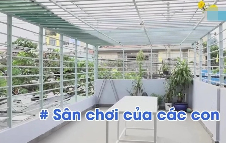 Sân thượng rộng rãi ban đầu được thiết kế làm sân chơi cho 2 bé trai, sau đó trồng thêm cây cối để tạo thành 1 khu vườn trên cao. Ảnh chụp màn hình