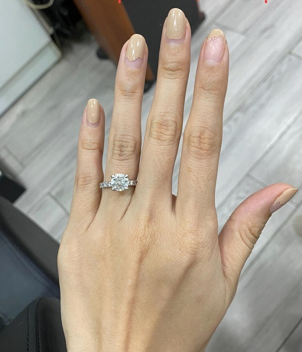 Lâm Vỹ Dạ khoe nhẫn kim cương lấp lánh. Ảnh: FBNV