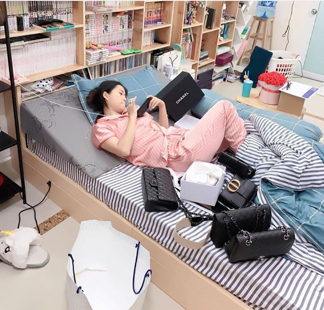 Giống như nhiều mỹ nhân Việt khác, Lâm Vỹ Dạ cũng yêu thích túi hiệu của Dior, Chanel, Louis Vuitton... Ảnh: Vietnamnet