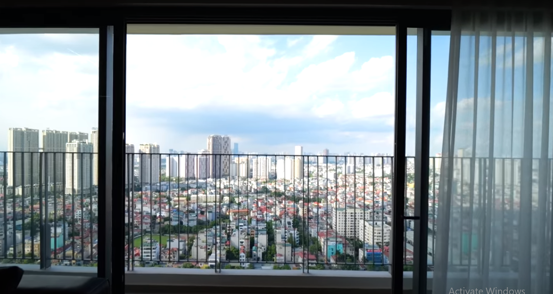 Đặc biệt, trong phòng khách có cửa kính cực lớn nhìn toàn cảnh thành phố.