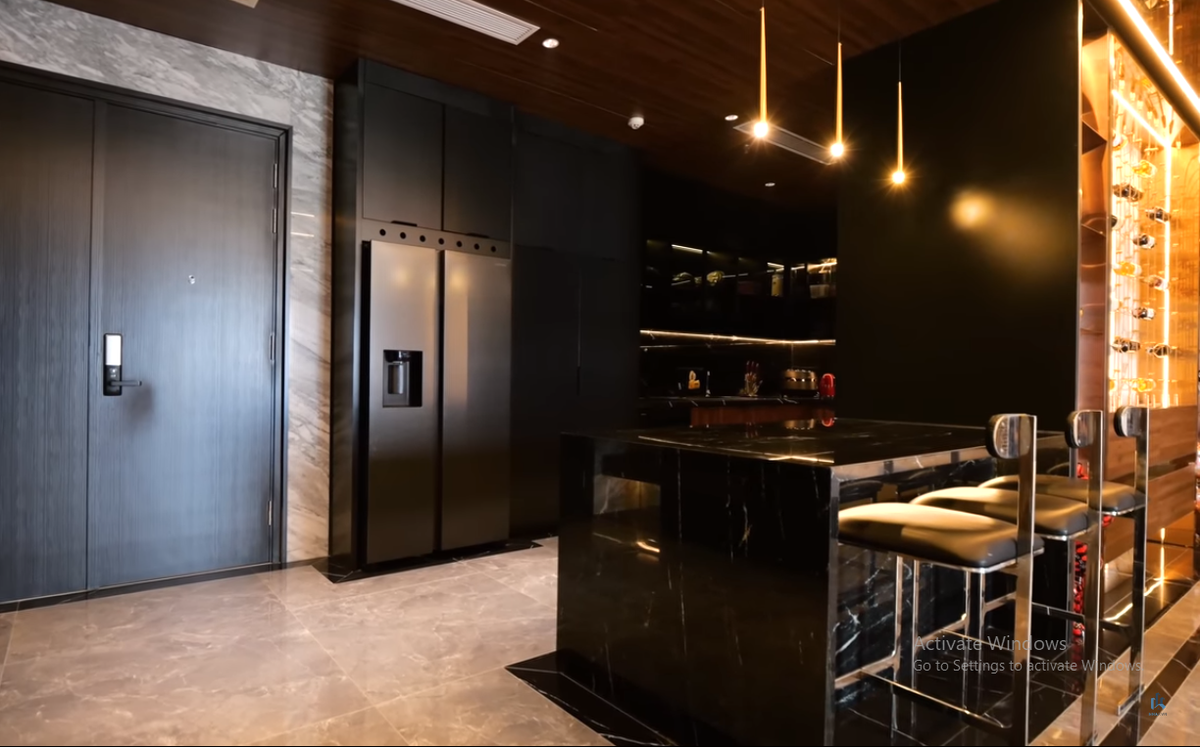 Khu bếp bố trí gần cửa ra vào, sử dụng gam màu đen chủ đạo vô cùng sang trọng. Trong bếp còn có điều hoà âm trần.