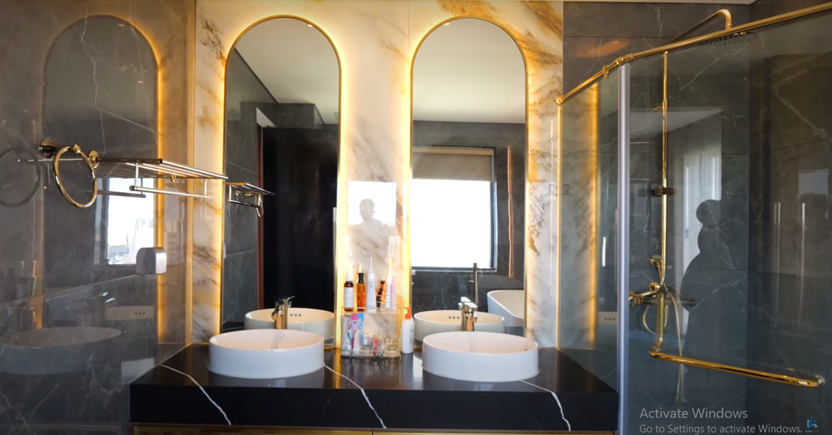 Phòng tắm có view nhìn toàn cảnh bên ngoài và trang bị nội thất hiện đại.