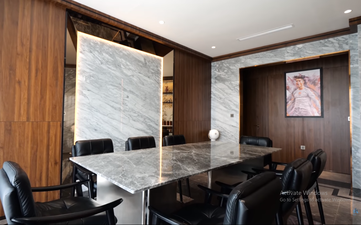 Không gian bàn ăn sang trọng, đủ chỗ cho 8 người.