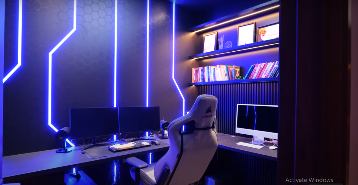 Đặc biệt, trong nhà còn có phòng giải trí thiết kế bất mắt với đèn Led màu xanh và trắng. Nguồn ảnh: chụp màn hình NhaF