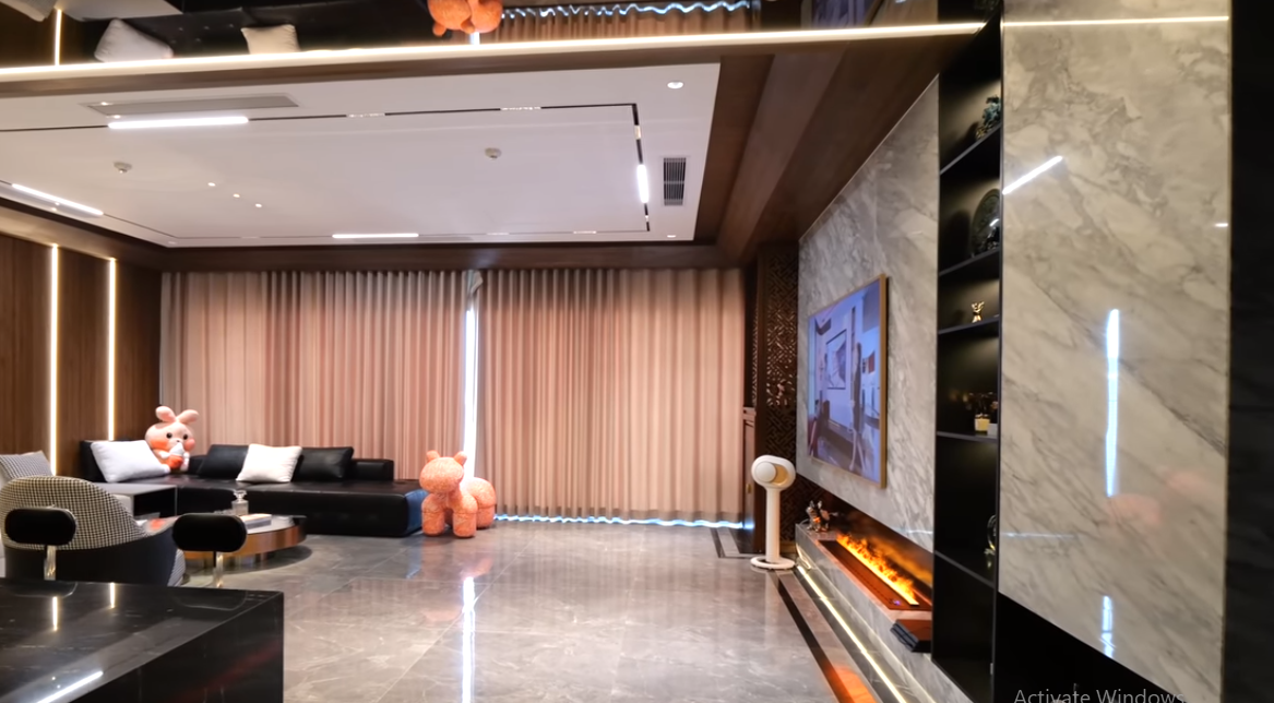 Mới đây, kênh YouTube NhaF giới thiệu một căn hộ cao cấp nằm trong một khu đô thị ở Hà Đông (Hà Nội).