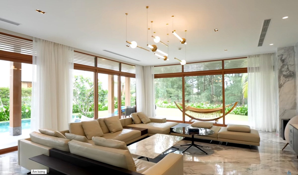 Là biệt thự nghỉ dưỡng nên bức tường xung quanh gần như hoàn toàn bằng kính để gia chủ có thể hòa mình vào thiên nhiên.