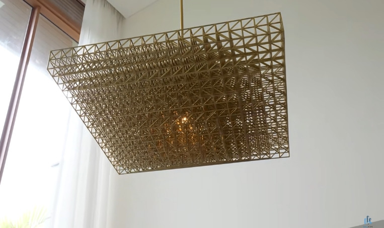 Khoảng thông tầng được trang trí bằng chiếc đèn chùm mang hình dáng đặc biệt với rất nhiều khối hộp lồng vào nhau.