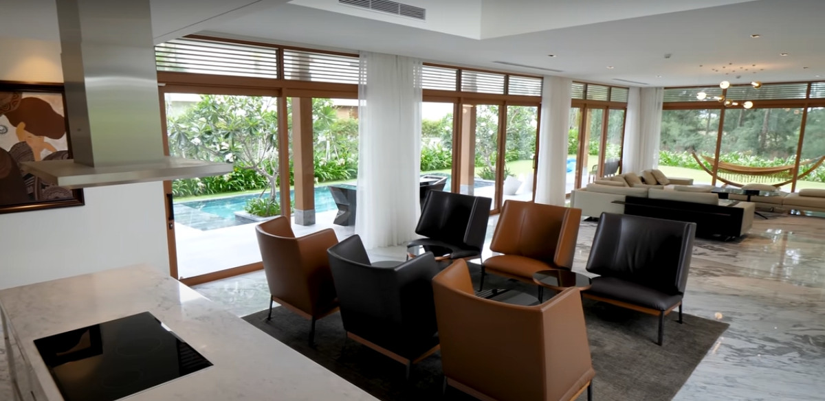 Tầng 1 của căn biệt thự có diện tích rất rộng lên tới 700 m2. Phòng khách và bếp liên thông với nhau, không có vách ngăn, tạo cảm giác thoải mái.