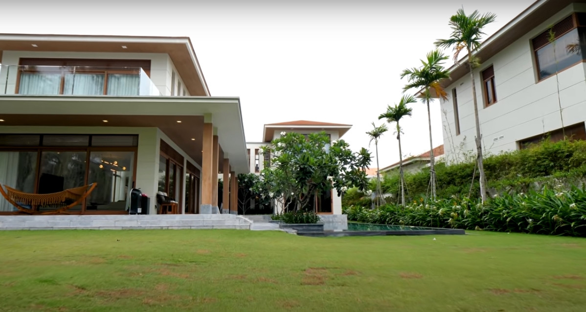 Không gian sân vườn rộng rãi với bãi cỏ xanh mướt.