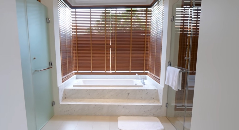 Bồn tắm ốp đá marble sang trọng.