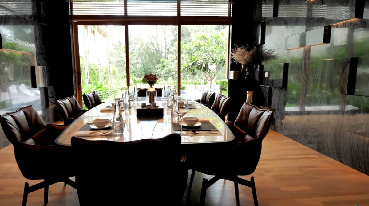 Phòng ăn hướng ra bể bơi, mang đến cảm giác như trong khách sạn 5 sao.