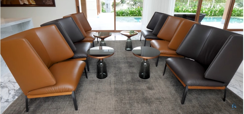 Không gian sinh hoạt chung bố tri những chiếc ghế có hình dáng đặc biệt, phối màu so lo nhau.