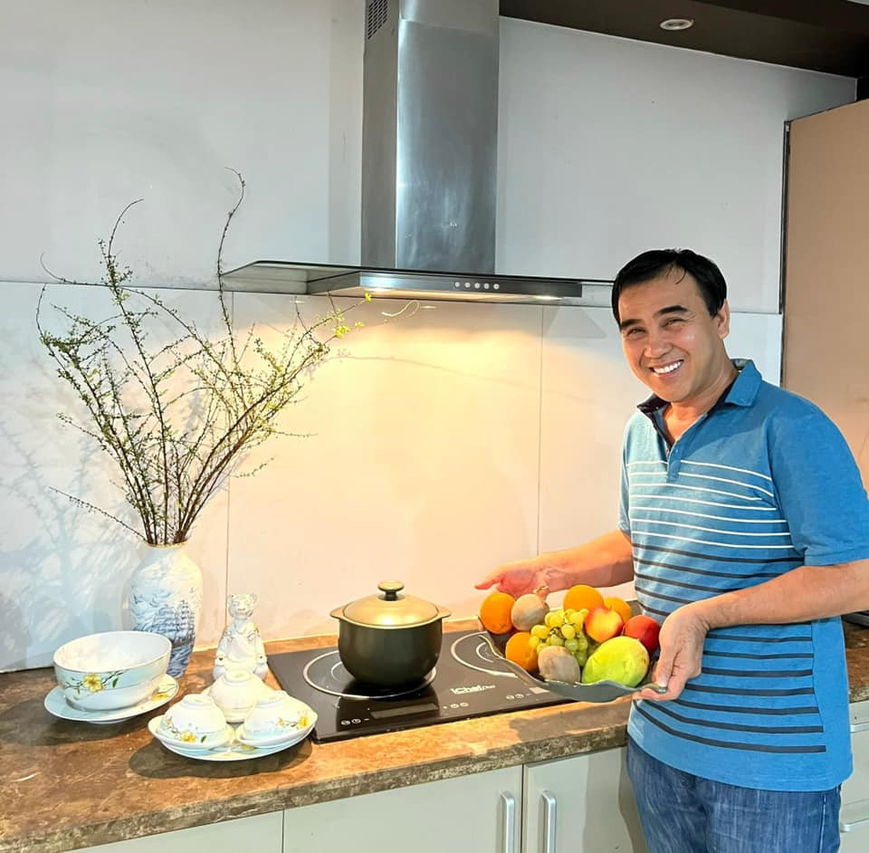 Khu bếp hiện đại với đá màu sáng.