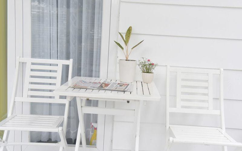 Trước cửa nhà, nam MC đặt một chiếc bàn xinh với chậu hoa nho nhỏ là nơi thư giãn.