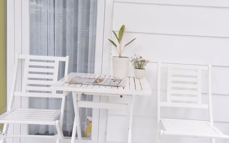 Trước cửa nhà, nam MC đặt một chiếc bàn xinh với chậu hoa nho nhỏ là nơi thư giãn.