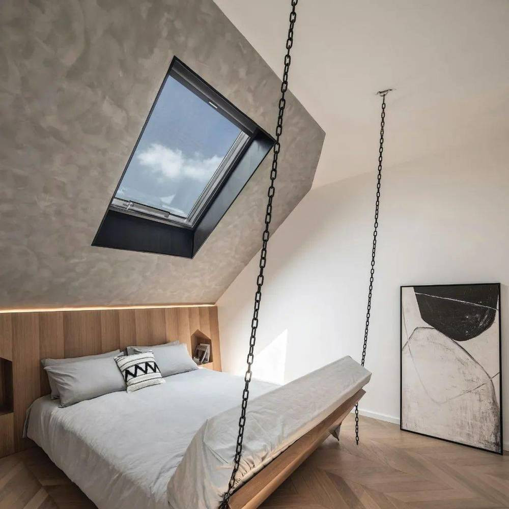 Căn phòng gác mái vốn là nơi để đồ được thiết kế lại có thể ngắm sao trời.