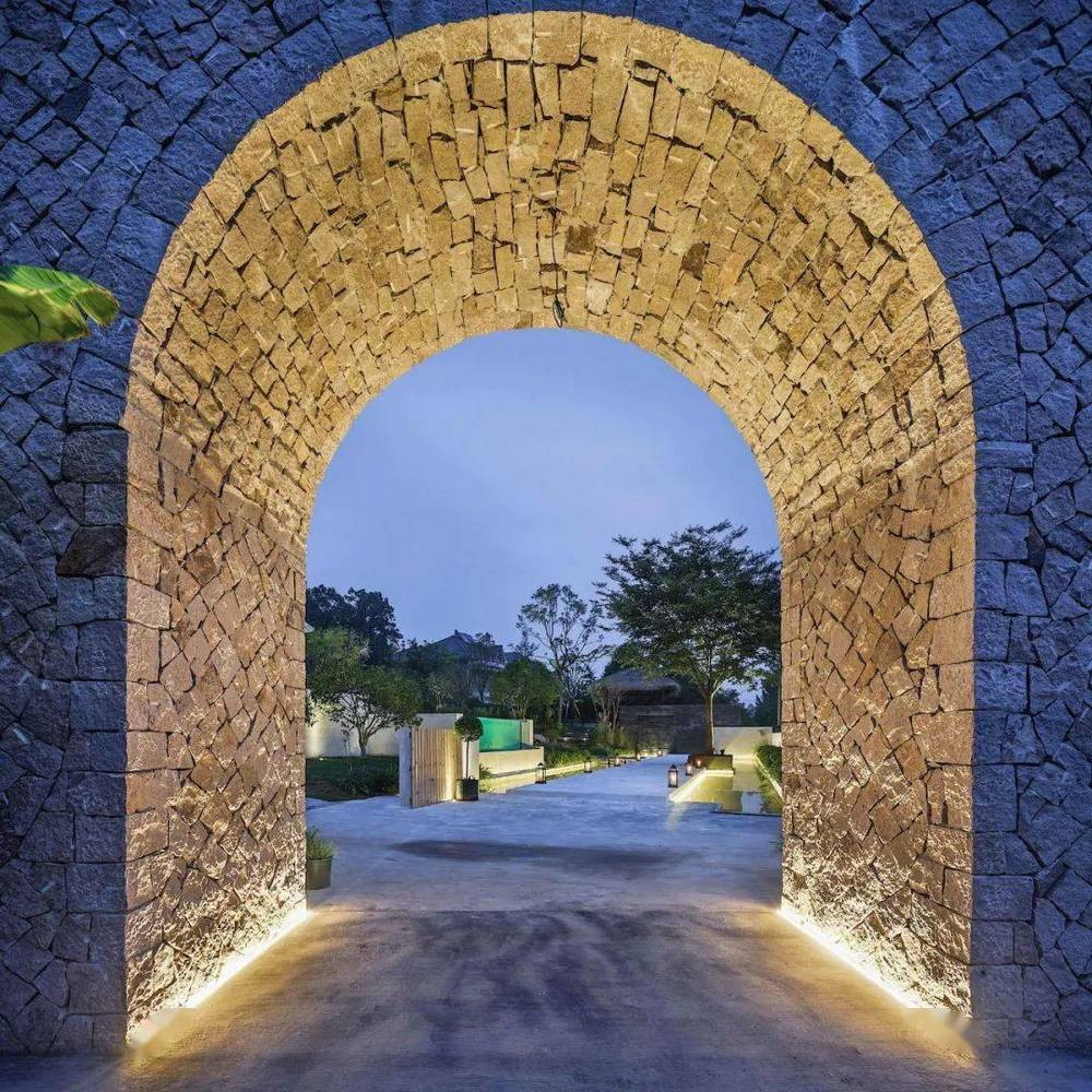 Cổng vòm đá hoành tráng dẫn vào tòa lâu đài. Nguồn ảnh: Sohu