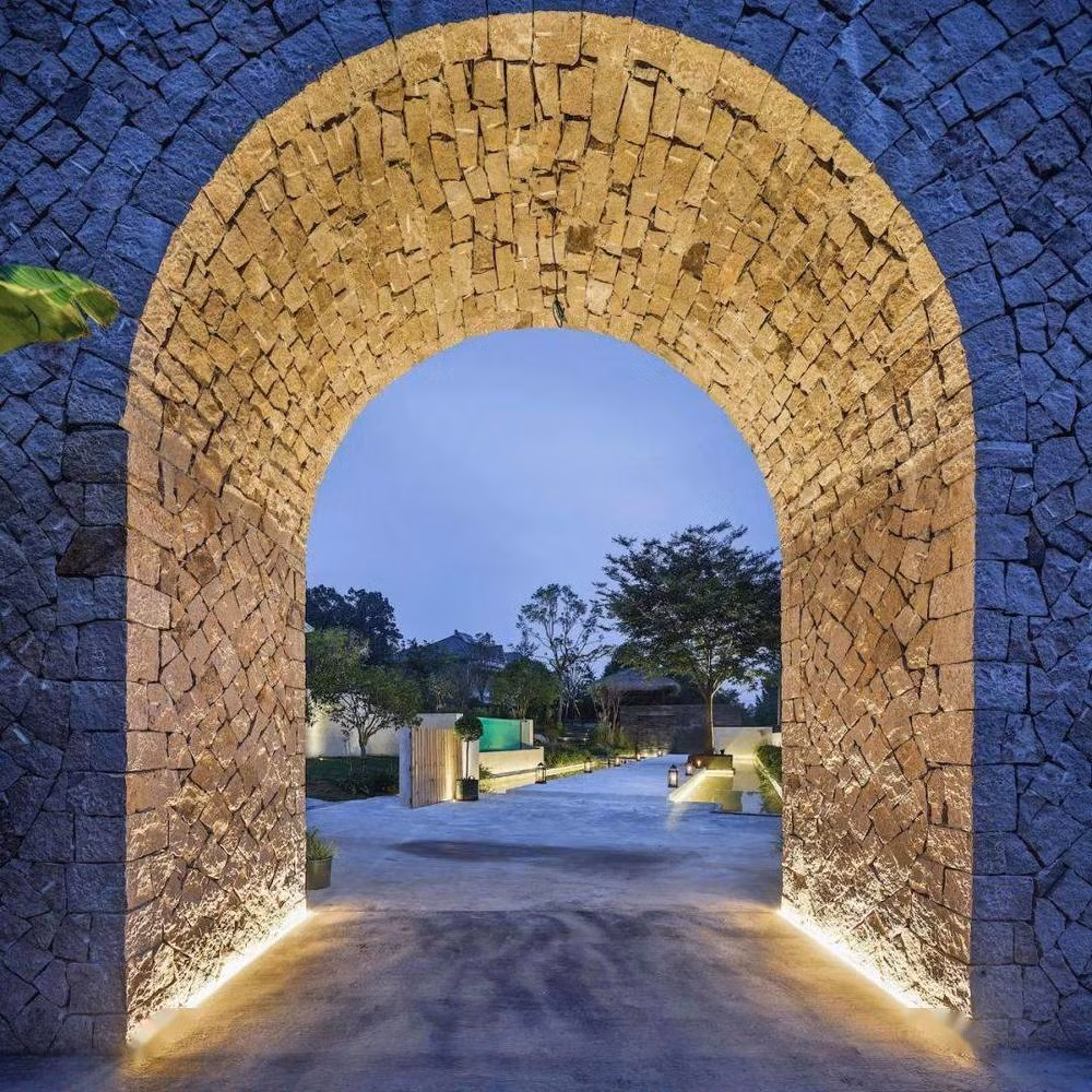 Cổng vòm đá hoành tráng dẫn vào tòa lâu đài. Nguồn ảnh: Sohu