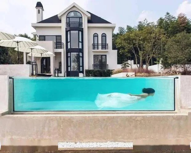 Trước nhà có bể bơi trong suốt, khoảng sân rộng lớn, khu vườn và khu vực dã ngoại trên núi.