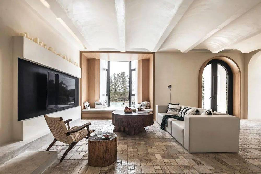 Căn biệt thự do hai cha con Tiểu Trúc lên ý tưởng thiết kế và thi công nên tiết kiệm được một khoản tiền lớn. Tầng 1 là không gian chung được Tiểu Trúc bố trí rất ấm cúng tạo cảm giác cho khách thuê như đang ở trong chính ngôi nhà của mình.