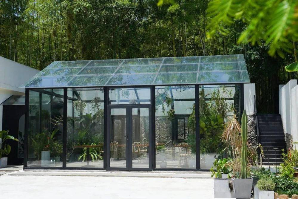 Khu vực nhà kính thưởng trà chẳng khác một quán cafe.